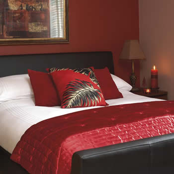 Toplim bojama nemojte pretjerivati u spavaćim sobama, gdje je osvježenje hladnim bojama potrebnije