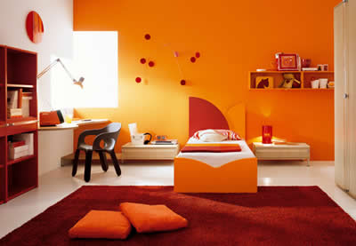 Narančasto žuti zidovi sa crvenim uzorcima svakako će izazvati osjećaj topline